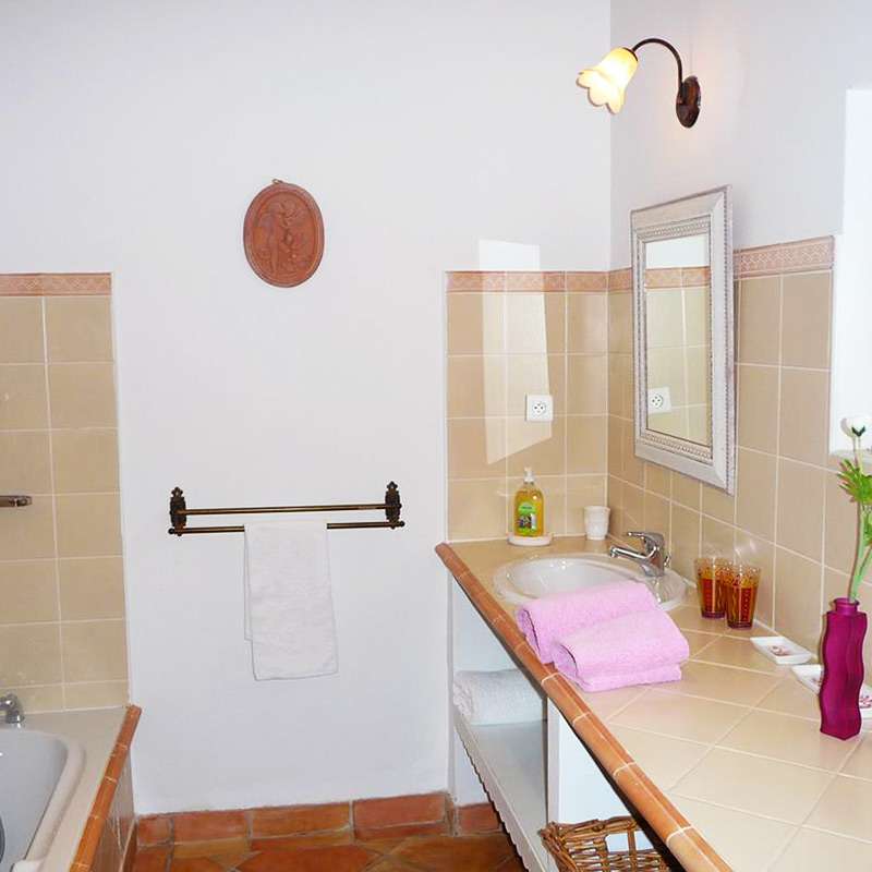 maison-olea-dordogne-la-salle-de-bain-du-studio-800x800 La salle de bain du studio